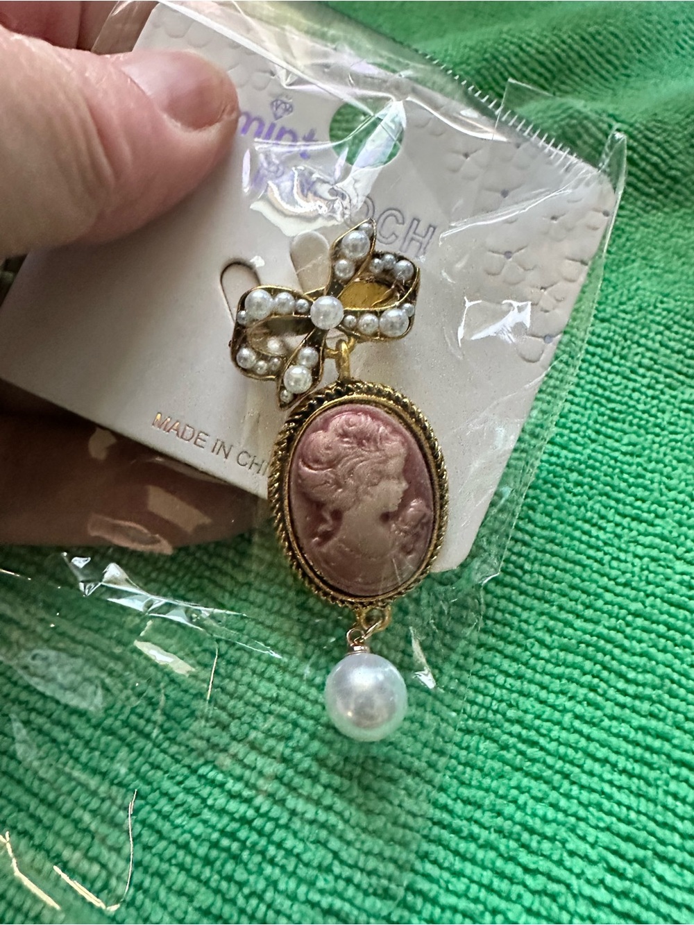 cameo Pink and Gold Pearl Drop Brooch